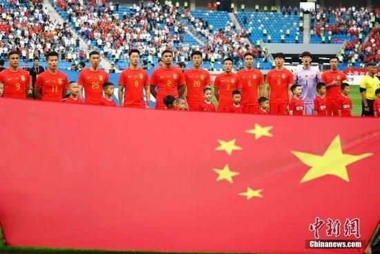 在楼梯上和少妇做爰视频